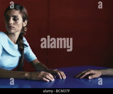 Femme et homme assis à table, woman, portrait Banque D'Images