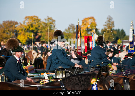 Les hommes en Lederhosen traditionnelles de monter des chevaux dans le défilé à St Coman festival, Église Saint Coloman, Schwangau, Bavière, Allemagne Banque D'Images