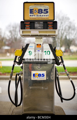 E 85 de la pompe à carburant d'éthanol dans une station Banque D'Images