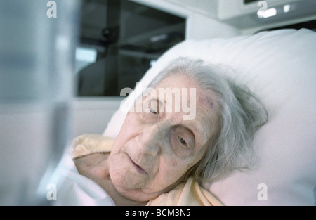 Femme âgée en ambulance Banque D'Images