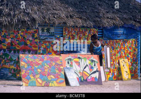 Peintures naïves sur le marché de l'art local - la République Dominicaine - l'île de Saona - Caraïbes Banque D'Images