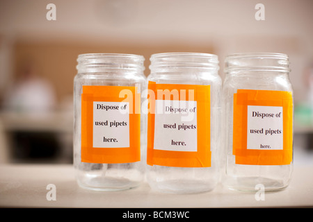 Bouteilles en verre de laboratoire en classe pour l'élimination de les pipettes Banque D'Images