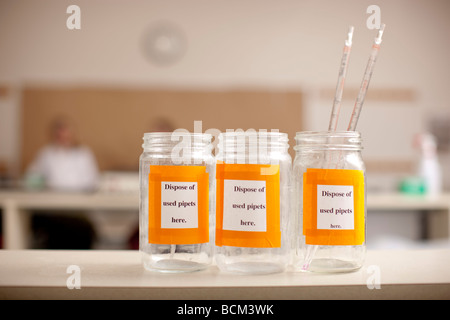 Bouteilles en verre de laboratoire en classe pour l'élimination de les pipettes Banque D'Images