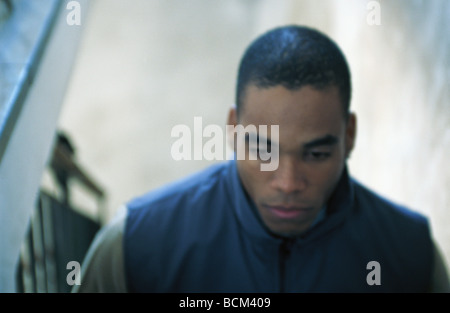 Jeune homme dans escalier, high angle view, close-up Banque D'Images