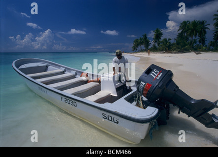 Caraïbes - République Dominicaine - Voile en attendant les touristes sur la plage à l'île de Saona Banque D'Images