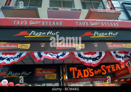 Un café Tim Horton s et Bake shop chaîne est vu le jour d'ouverture près de New York, Pennsylvania Station Banque D'Images