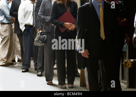 Ligne d'emploi en attendant l'ouverture des portes à un salon de l'emploi dans Midtown à New York Banque D'Images
