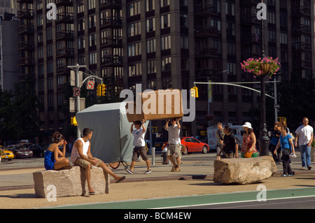 Deux hommes portent une table sur la tête de Broadway dans le quartier Flatiron à New York Banque D'Images