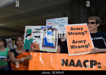 Les manifestants protestent contre l'inclusion d'une forte armée de recruteurs en dehors de la diversité de la NAACP Salon d'emploi à New York Banque D'Images