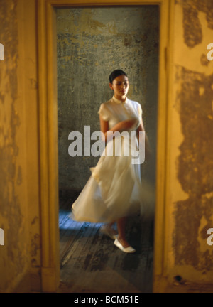 Woman in dress en passant devant la porte, blurred Banque D'Images