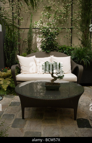 La table d'extérieur, moderne et le tableau situé dans un jardin tranquille dans la cour Banque D'Images