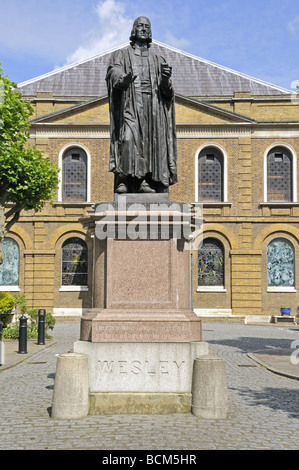 Statue de John Wesley en face de Wesley's Chapel Road Ville London England UK Banque D'Images