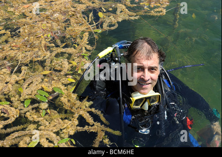 Un homme scuba diver swimming in Clear Spring Lake Michigan Banque D'Images