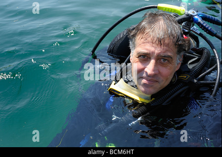 Un homme de plongée sous marine de sortir d'une plongée dans le lac Clear Spring au Texas Banque D'Images