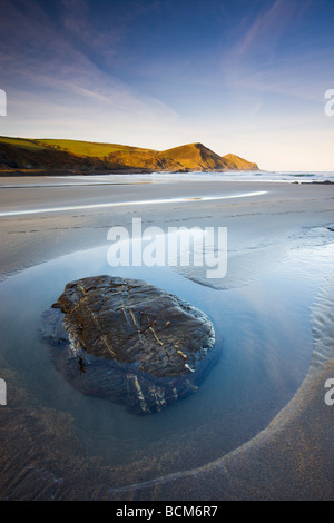 Rockpool sur la plage de sable de Crackington Haven Cornwall England PRINTEMPS Avril 2009 Banque D'Images