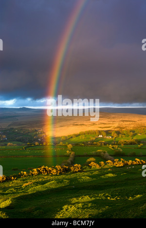 Rainbow au-dessus de terres agricoles vallonnées sur les bords du Parc National de Dartmoor Devon, Angleterre PRINTEMPS Avril 2009 Banque D'Images