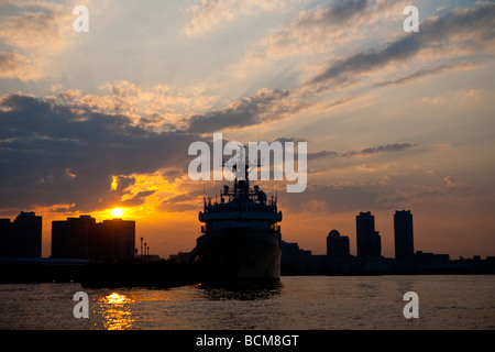 Navire garde-côtes japonais dans le port de Yokohama au Japon au coucher du soleil Banque D'Images