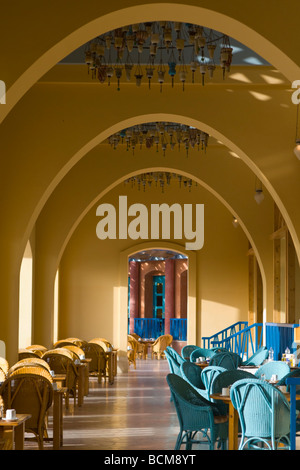Jeu de tables et chaises pour le petit déjeuner sous les cloîtres à l'hôtel Hyatt Regency Taba Heights, l'Égypte, Banque D'Images