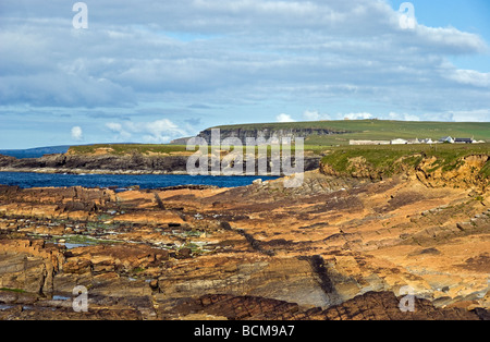 À au nord le long de la côte sauvage de près de la chaussée à Brough Head au coin nord-est de la partie continentale de l'Orkney Banque D'Images