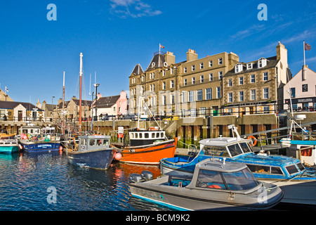 Le port de Kirkwall sur le continent des Orcades en Écosse avec Kirkwall Hotel center Banque D'Images