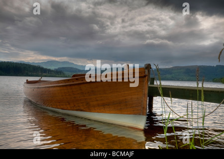 Bateau en bois amarré sur les rives du Loch Ard, en Écosse. Banque D'Images