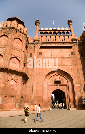 Les touristes entrez la porte de Lahore le Fort Rouge dans la région de Old Delhi, Inde. Banque D'Images