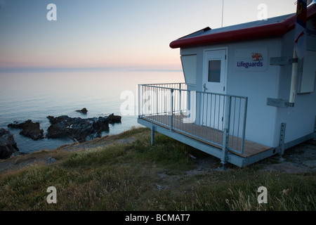 L'Institut National Royal de la RNLI Liveboat lookout cabin, Sharrow Point, Cornwall, UK Banque D'Images