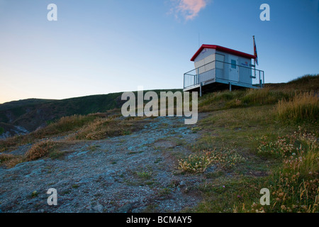 L'Institut National Royal de la RNLI Liveboat lookout cabin, Sharrow Point, Cornwall, UK Banque D'Images