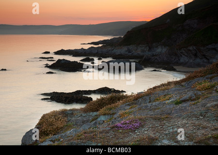 Sharrow Point et près de Whitsand Bay au hameau de Freathy sur la côte de Cornouailles au coucher du soleil, Cornwall, England, UK Banque D'Images