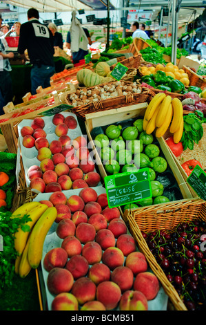 Paris, France, petits groupes de personnes Shopping sur le marché français des agriculteurs, « Organic Food », fruits frais sur l'affichage détail Banque D'Images