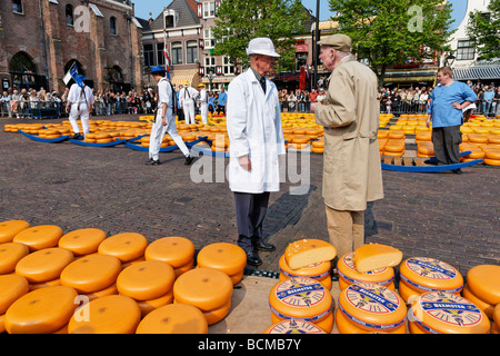 Les commerçants de fromage à l'Alkmaar Cheesemarket, Alkmaar, Hollande du Nord, Pays-Bas. Banque D'Images