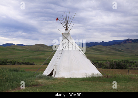 Tipi des Indiens des plaines dans les contreforts Banque D'Images