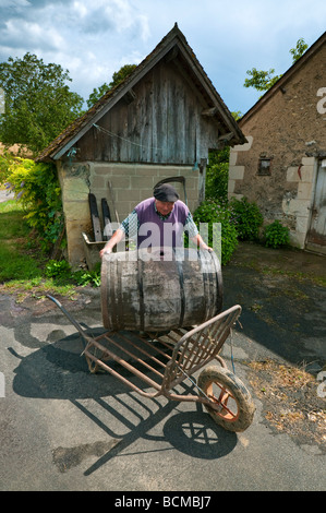 Tonneau chargement agriculteur sur charrette - sud-Touraine, France. Banque D'Images