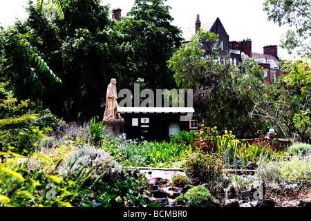 Chelsea Physic Garden London's jardin botanique le plus vieux et Statue de Hans Sloane London England UK Banque D'Images