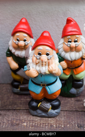 Trois nains de jardin à vendre à Lynton North Devon, Angleterre Banque D'Images
