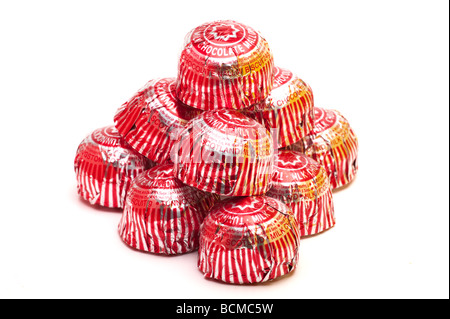 Pile d'argent et rouge 'fleuret couvertes" teacakes chocolat Banque D'Images