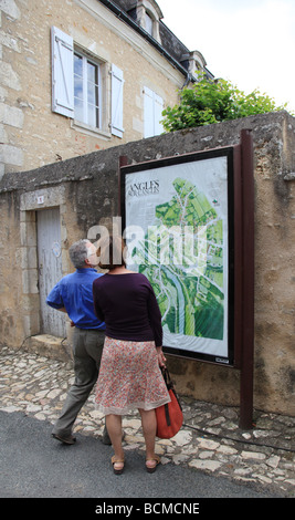 La lecture de la carte de touristes French Village Banque D'Images