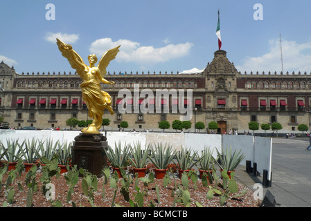 Statue de l'ange de l'indépendance devant le Palais National à Mexico Banque D'Images