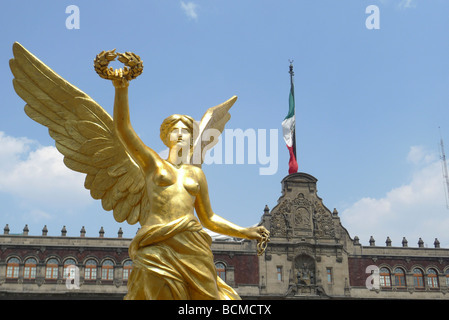 Statue de l'ange de l'indépendance devant le Palais National à Mexico Banque D'Images