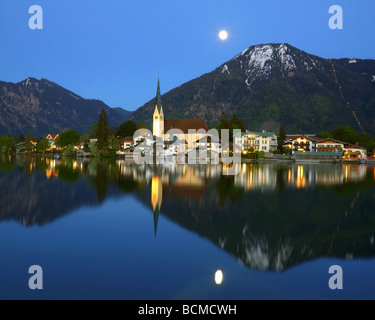 DE - La Bavière : Rottach-Egern sur le lac Tegernsee dépeignant la montagne Wallberg Banque D'Images