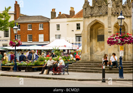 Marché fermier jeudi s dans le typique marché anglais ville de Devizes Wiltshire England UK par le marché médiéval Cross Banque D'Images