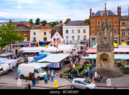 Portrait du jeudi et le marché fermier marché médiéval croix dans la ville anglaise de Devizes Wiltshire England UK Banque D'Images