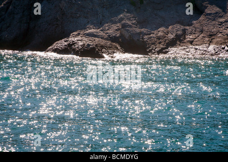 La mer d'azur et d'ondulation de la surface de l'eau avec la réflexion du soleil brille Banque D'Images