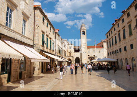 La Placa (Stradum) - rue principale de Dubrovnik à l'égard du Clocher Banque D'Images