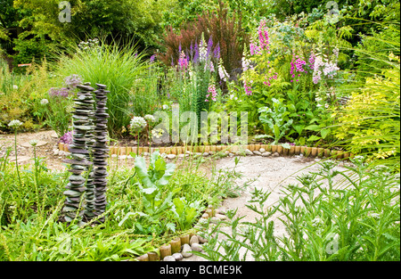 Un coin du chemin de la vie au jardin jardins brindilles de Swindon Wiltshire England UK Banque D'Images