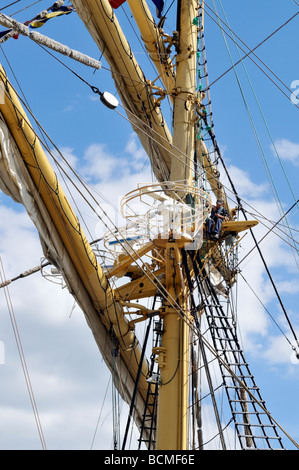 D'équipage dans le gréement du mât et un équipement de navigation sur le grand voilier Kruzenshtern Banque D'Images