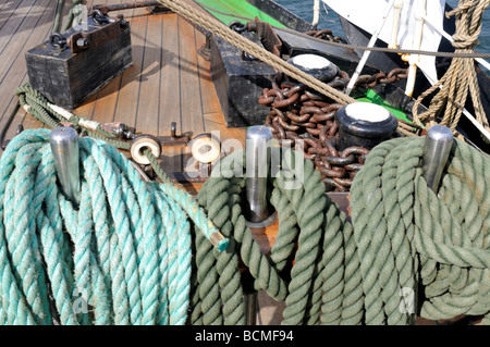 Corde enroulé sur une bitte sur le pont d'un grand navire à voile de Tall Ship Banque D'Images