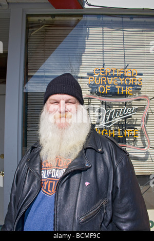 Veste en cuir homme en local se trouve à l'extérieur saloon sur Ogden's historic 25th Street. Banque D'Images