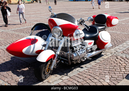 Honda Valkyrie avec side-car garé en place du Sénat à Helsinki, Finlande Banque D'Images