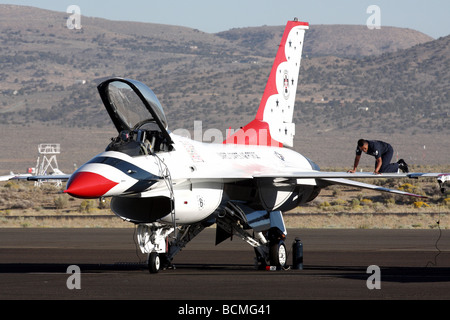 Membre de l'équipage au sol Thunderbirds nettoie la surface supérieure de l'aile F-16 Banque D'Images